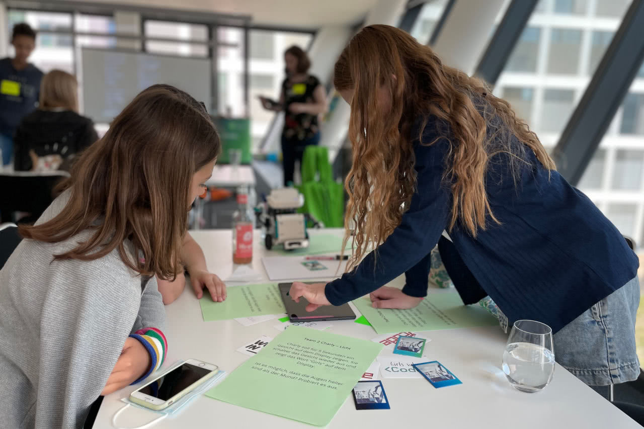 Girls programming a Lego robot at Girls'Day 2022 at cronn.