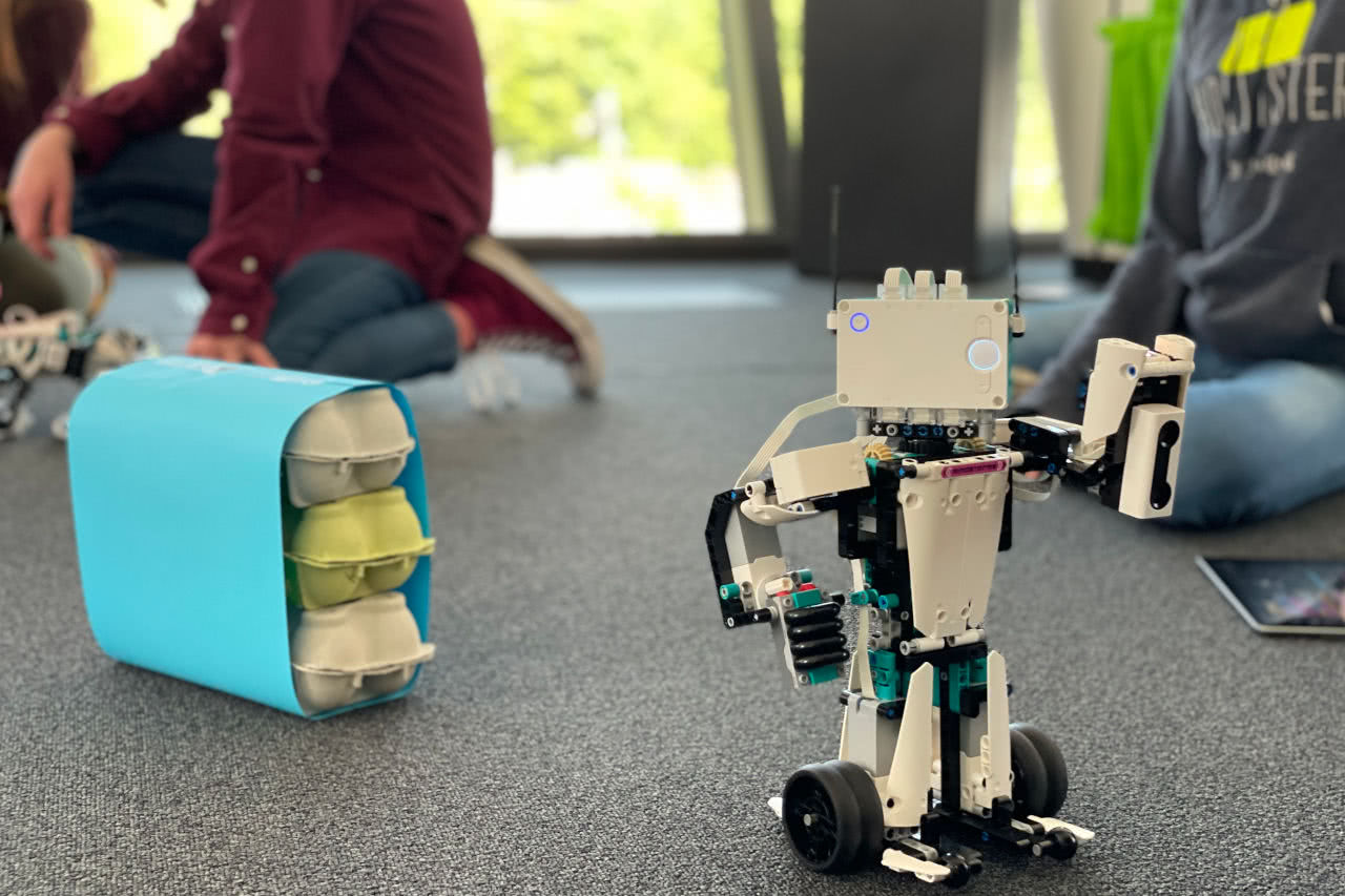Girls with a self-programmed Lego robot on Girls'Day 2022 at cronn.